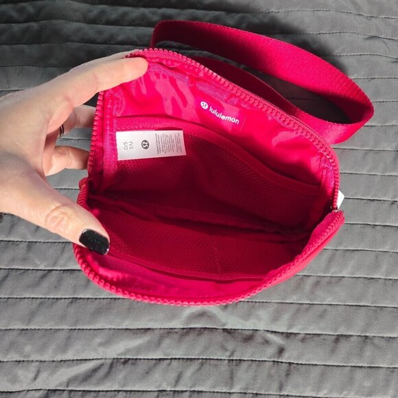 NWT Lululemon Everywhere Belt Bag 1L - Cherry Mist - Picture 5 of 6